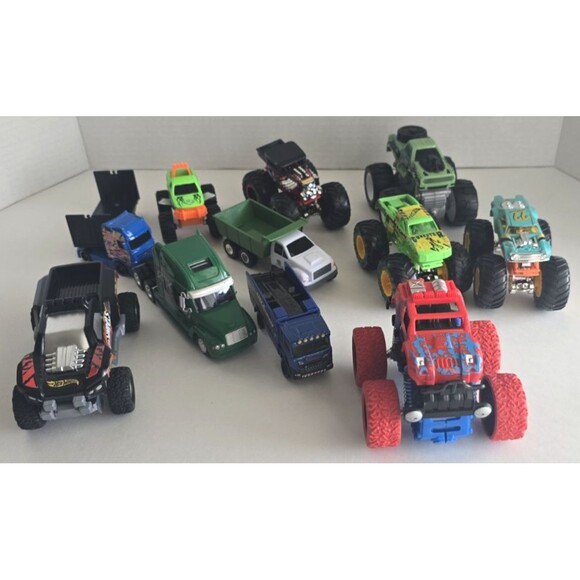 Mixed Lot Of 11 Diecast Trucks Assorted Toy Vehicles 2lb Bag - Picture 1 of 4